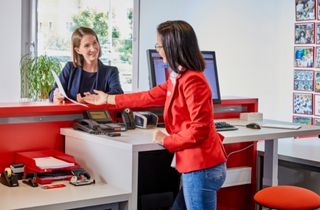 Bild Lagerraum -  Kundin im Büro