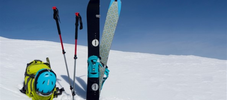 Skier und Skistöcke stecken im Schnee