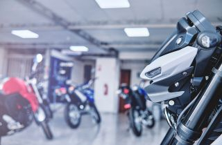 Motorräder in einer Garage